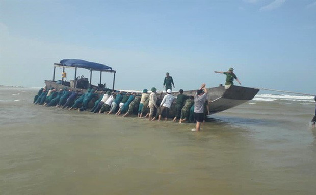 Chiếc tàu không số hiệu được phát hiện trôi dạt vào bờ biển Quảng Trị