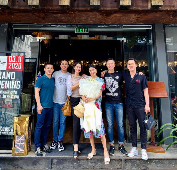 Hà Tăng - Louis Nguyễn cùng hội bạn thân tụ họp mừng sinh nhật