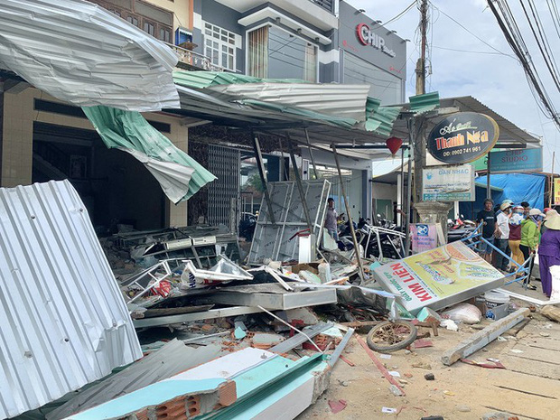 Quầy thuốc tây của chị Liên trở thành đống đổ nát, ngổn ngang sau khi bị tải tông vào (Ảnh: Nguyễn Ngọc)