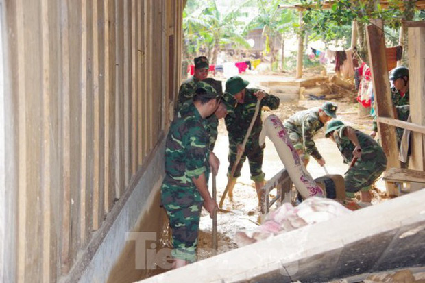 Các tuyến đường từ Hướng Việt ra Hướng Hóa rồi đến Khe Sanh đang bị tắc vì nhiều đoạn sạt lở nghiêm trọng, chưa thể khắc phục được. Đến chiều ngày 24/10, chỉ có tuyến đường từ Hướng Việt ra Quảng Bình được thông tuyến nhưng chỉ xe máy và xe tải nhẹ mới đi được.