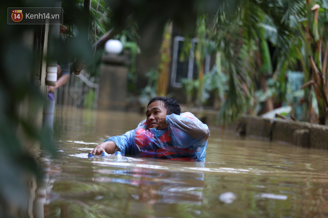 Mưa gió, nước sâu cũng không làm đội quân cứu trợ chùn bước