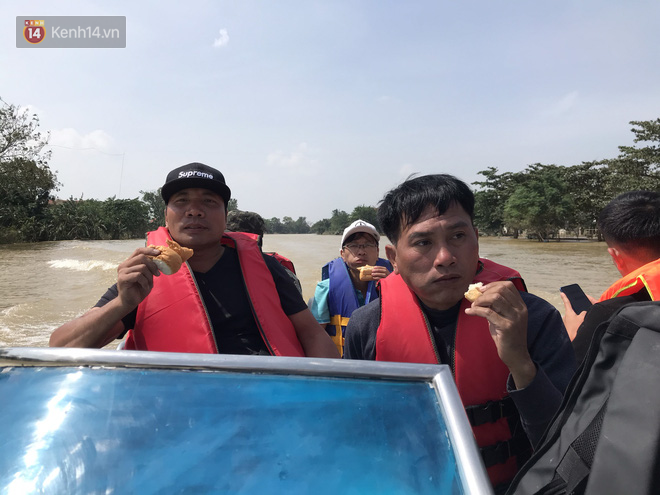 Những bữa cơm vội, những lần thuyền gặp sự cố...