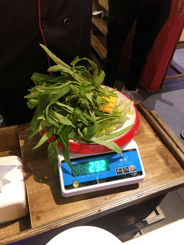 Không ai nghĩ một bó rau muống nhỏ thế này lại gây ra drama căng đến vậy