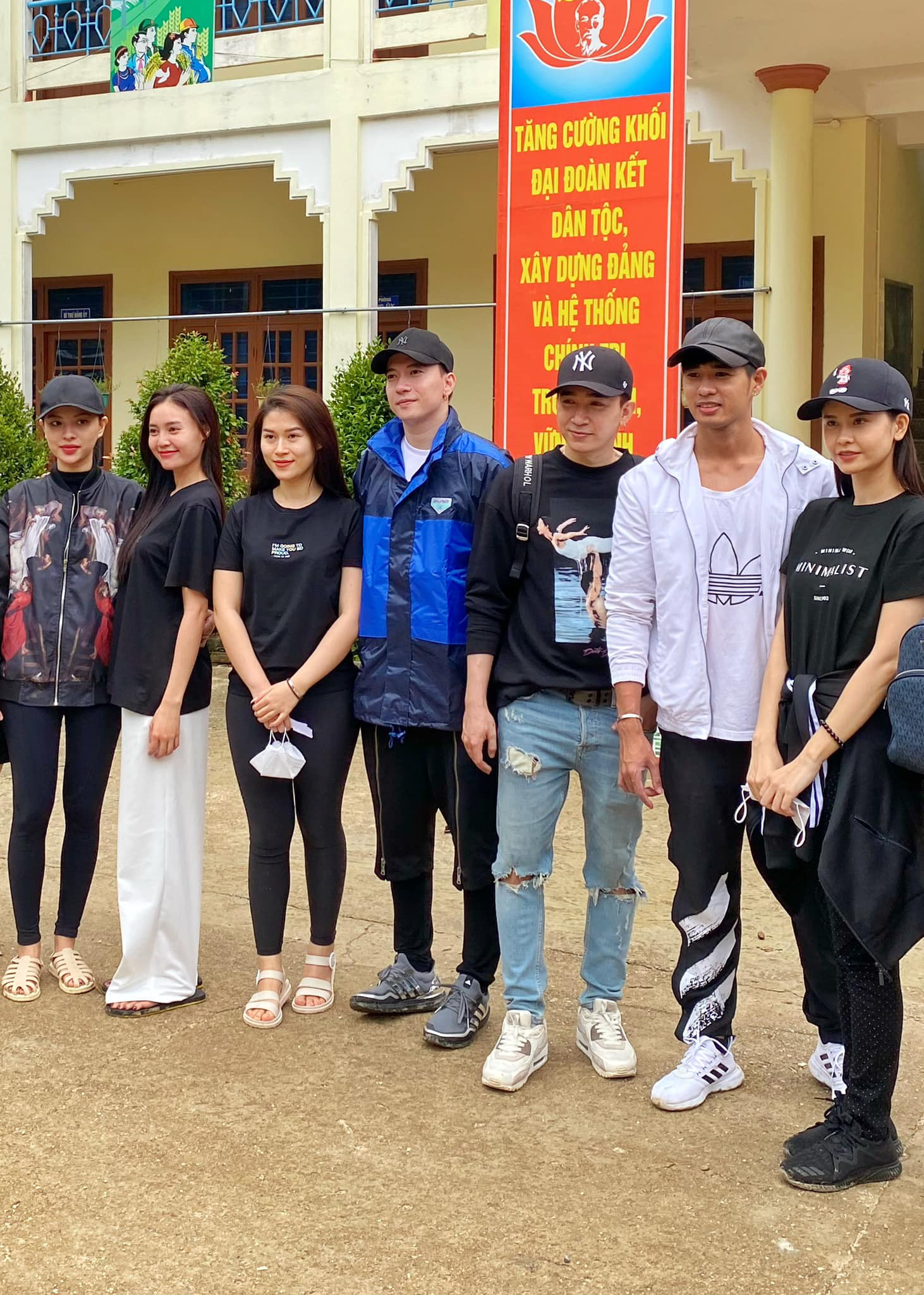 Lan Ngọc và Chi Dân đồng hành cùng những người bạn nghệ sĩ trong chuyến cứu trợ bà con miền Trung