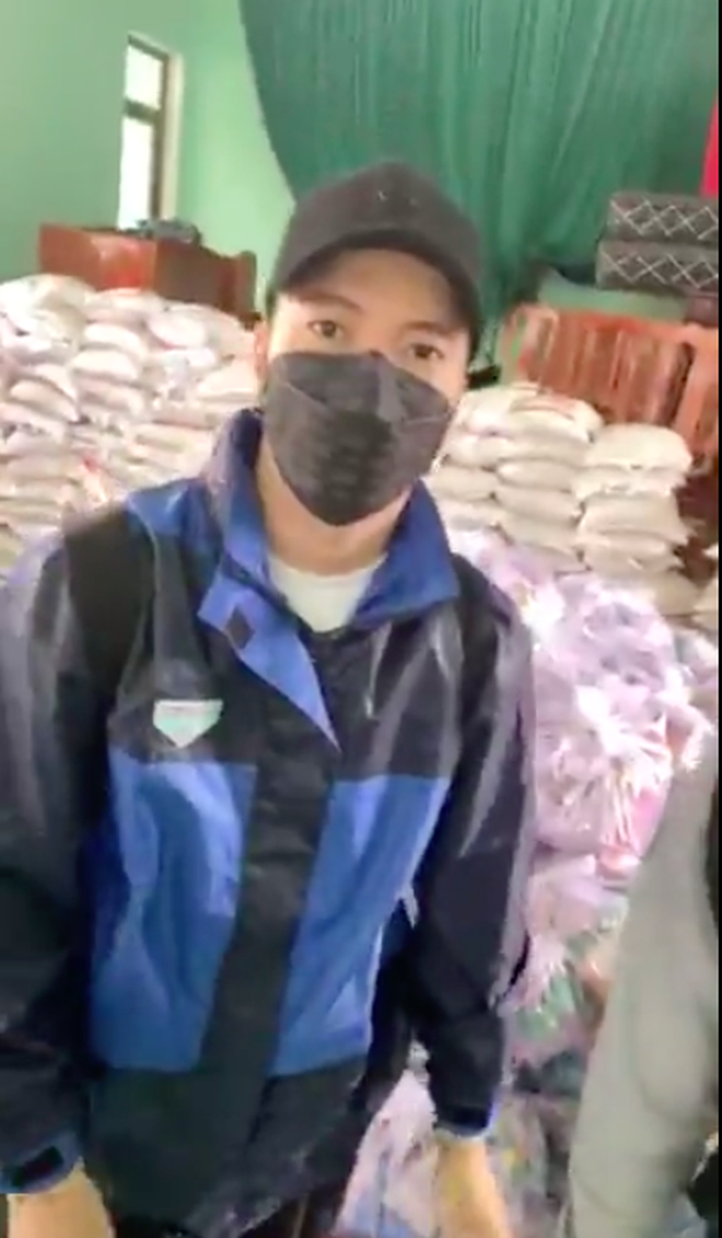 Chi Dân, Lan Ngọc và các đồng nghiệp trực tiếp hỗ trợ bà con miền Trung vượt qua khó khăn Ảnh: Facebook nhân vật