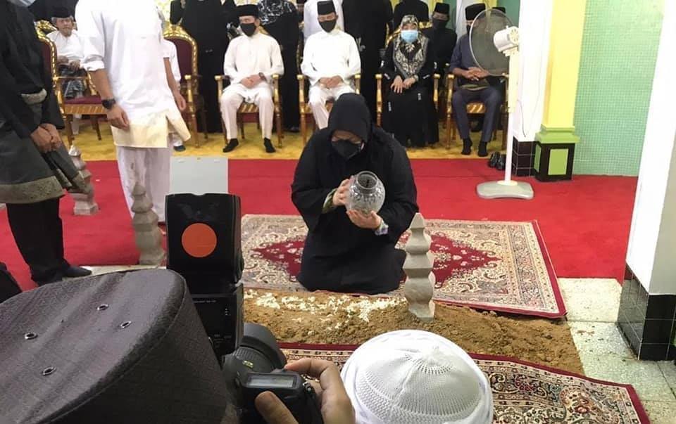 Mẹ đẻ của cố Hoàng tử không kìm được nước mắt.