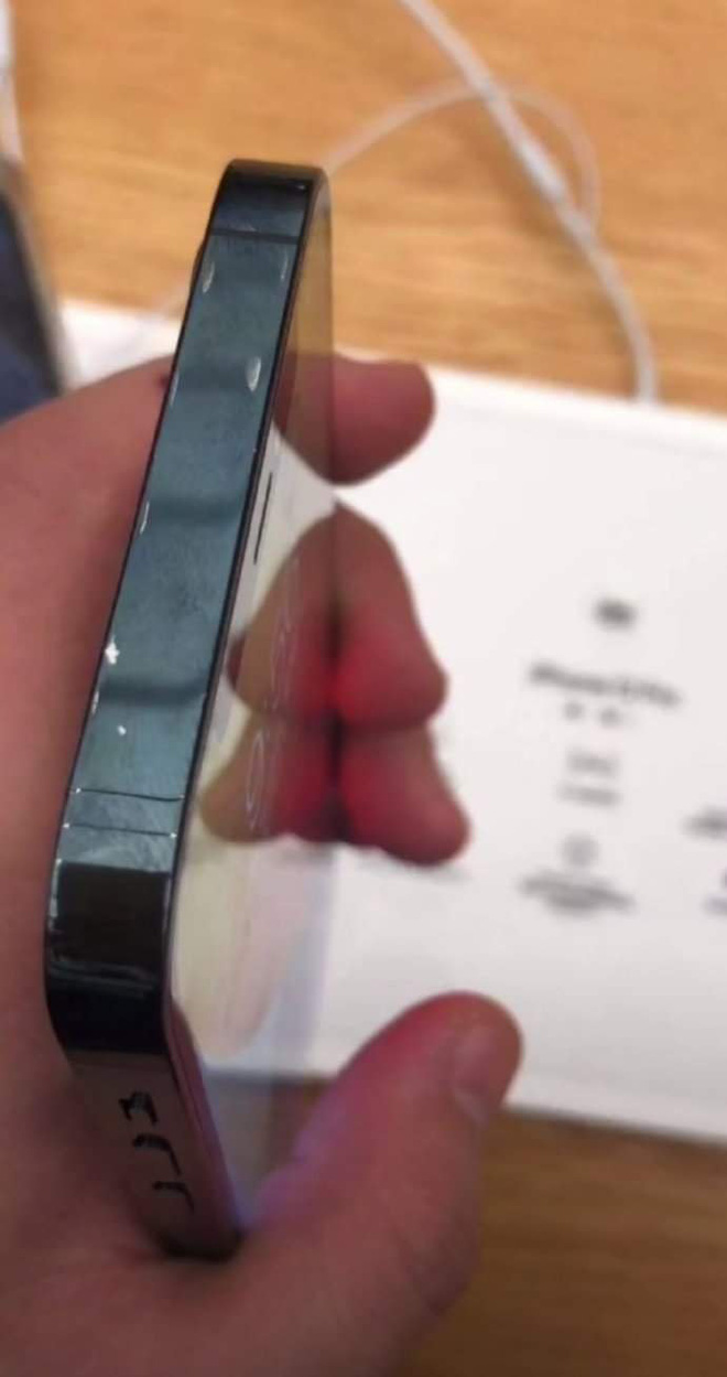 Hình ảnh chi tiết của các vết tróc trên chiếc iPhone 12 Pro (được đồn đoán là màu Pacific Blue)