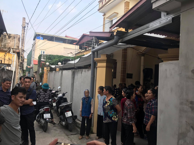 Nhiều người dân, hàng xóm đến nhà chia buồn với gia đình nữ sinh