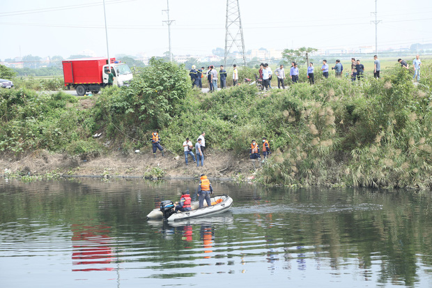 Lực lượng chức năng tiến hành tìm kiếm nữ sinh Hiền mất tích.
