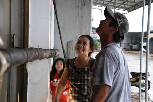 Cô Nà chỉ mong bão sớm tan để gia đình ổn định cuộc sống