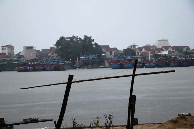 Trời Quảng Ngãi hiện đang mưa rất lớn trên diện rộng kèm theo gió, lốc, người dân hạn chế ra đường