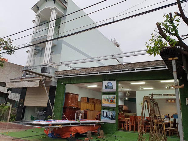 Người dân ở TP Quảng Ngãi chủ động tháo mái hiên để tránh bão