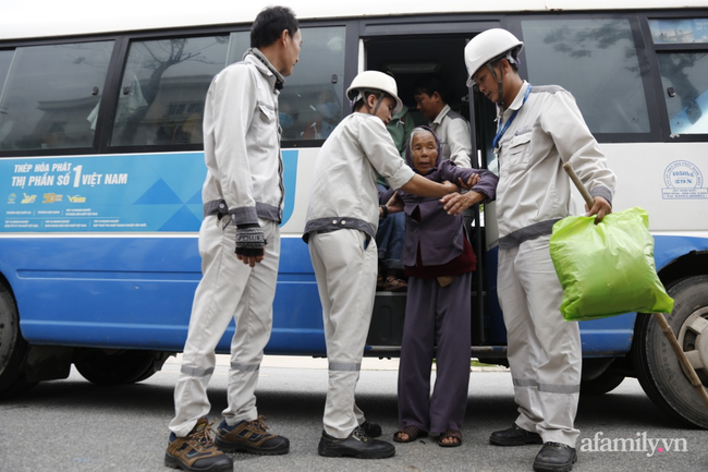 Các lực lượng chức năng phối hợp với chính quyền các xã xuống tận thôn làng, di chuyển người già, người tàn tật, trẻ em đi trước.