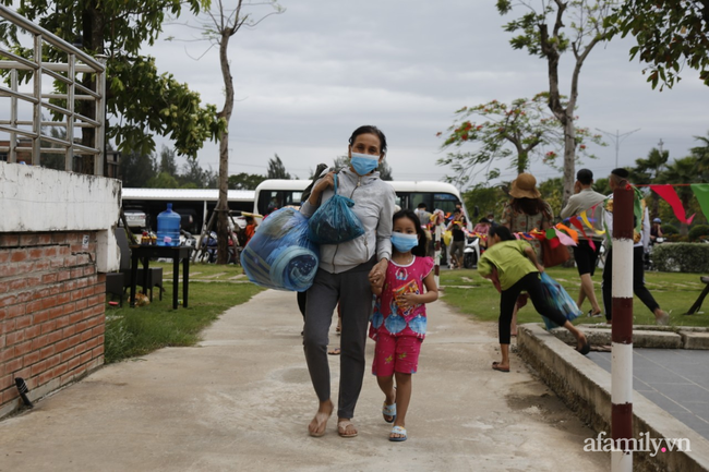 Những người dân còn lại sau khi chèn chống nhà cửa sẽ di chuyển đến nơi an toàn vào trưa cùng ngày.
