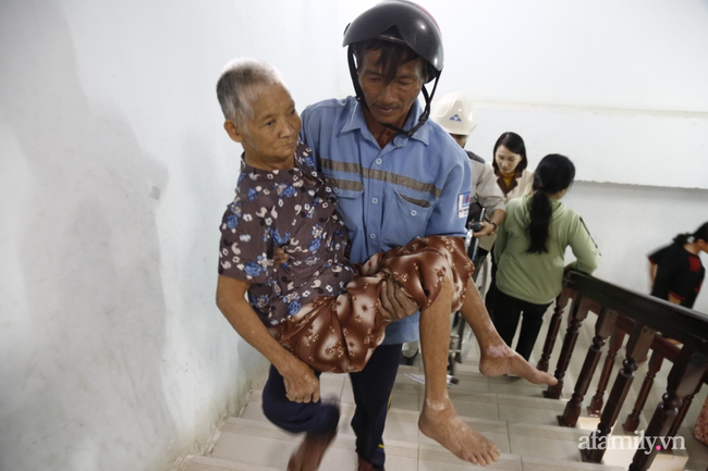 Lực lượng chức năng nhiệt tình giúp đỡ những người tàn tật khi di rời tới nơi an toàn.