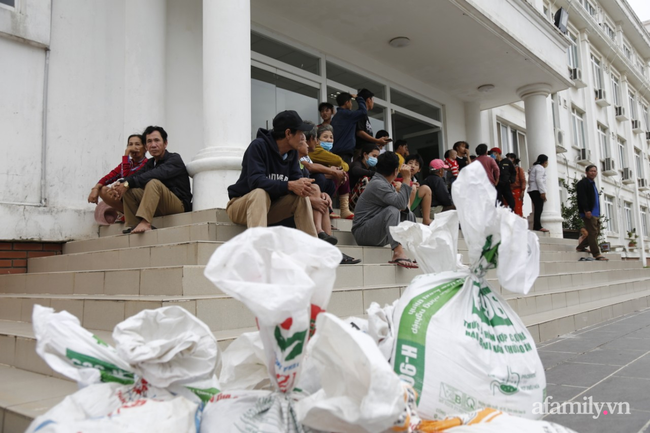 Trong ảnh là khu kí túc xá Hoà Phát (xã Bình Đông) nơi đây mỗi dãy nhà gồm 160 phòng được trang bị giường, đệm đáp ứng nhu cầu cho người dân tránh bão an toàn tuyệt đối.