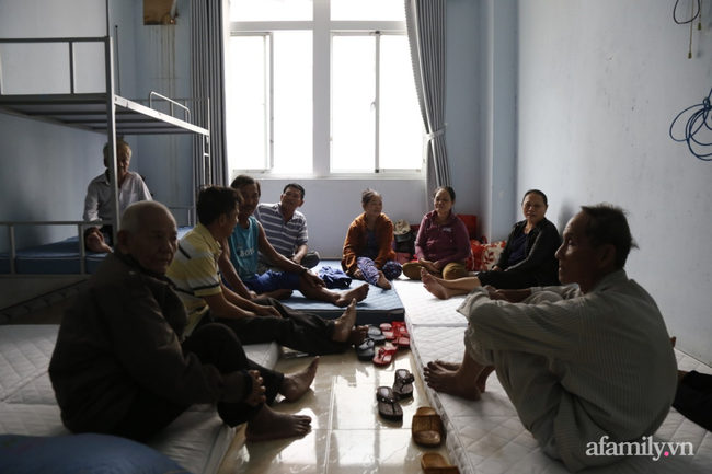 Bên trong kí túc xã, các phòng được trang bị đầy đủ giường, đệm phục vụ người dân.