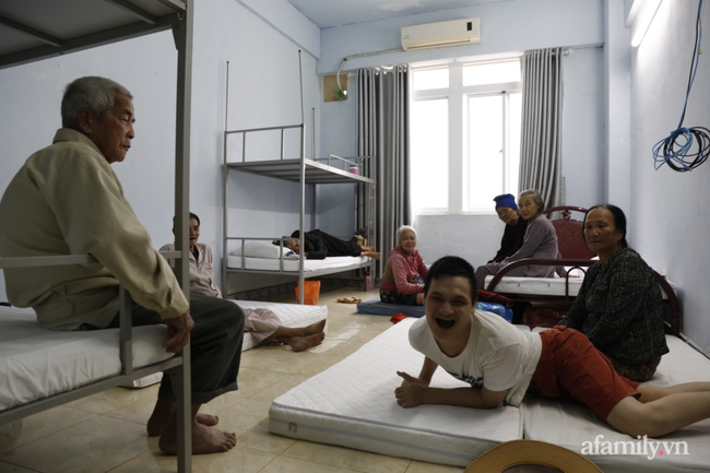 Tại mỗi phòng này sẽ được nhân viên sắp xếp tuỳ vào hoàn cảnh như người già, người khuyết tật sẽ được ưu tiên ở tại đây. Mọi người đều cảm thấy thoải mái khi sinh hoạt trong những ngày sắp tới.