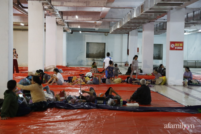 Toàn bộ diện tích bên dưới tầng hầm được trải bạt sạch sẽ để người dân tránh bão một cách thoải mái và an toàn nhất.