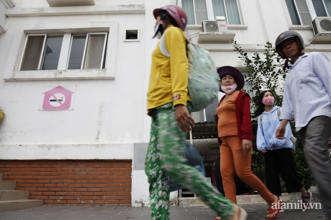 Ông Nguyễn Thanh Vũ - chủ tịch UBND xã Bình Đông cho biết các thôn ven biển sẽ di chuyển toàn bộ, không người nào được ở nhà, bởi ngoài bão còn phải chống chọi nước biển dâng.