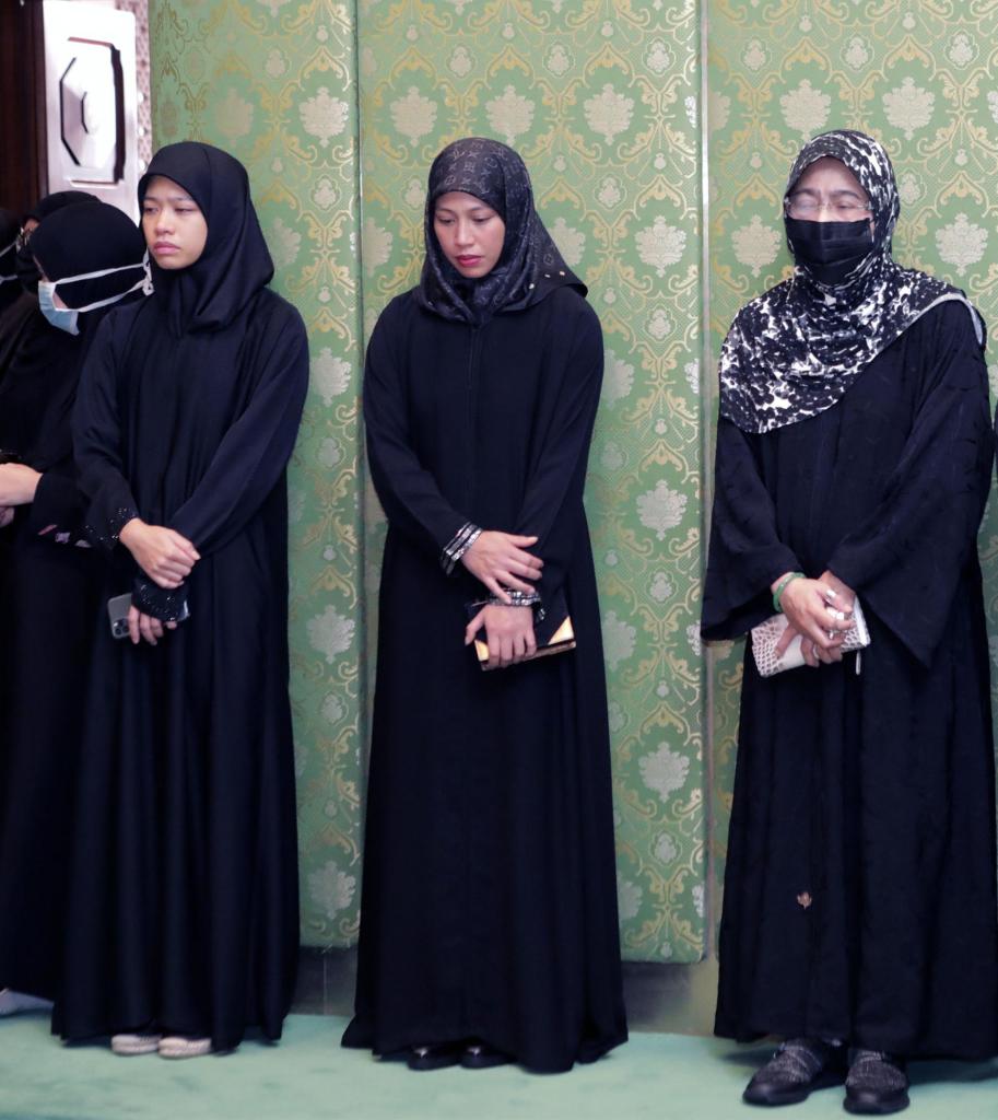 Nhiều người khóc thương cho Hoàng tử Brunei.