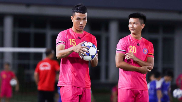 Nguyễn Thanh Thụ (phải) là hậu vệ sinh năm 1993 (Ảnh: Saigon Football Club)