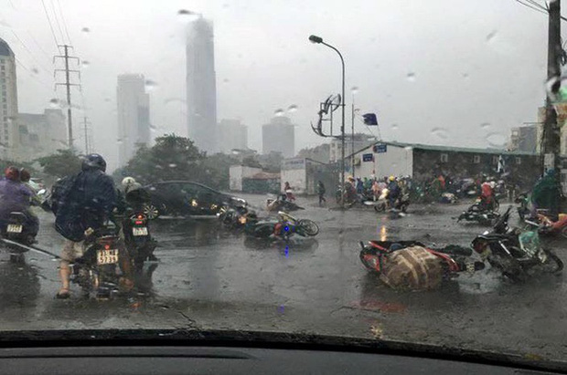 Nỗ lực cầm giữ tay lái không thành, nhiều người bỏ xe giữa đường, tìm nơi ẩn náu. Trong ảnh là cảnh xe máy nằm la liệt trên đường Mễ Trì, quận Nam Từ Liêm, TP. Hà Nội (Ảnh: Zing News)