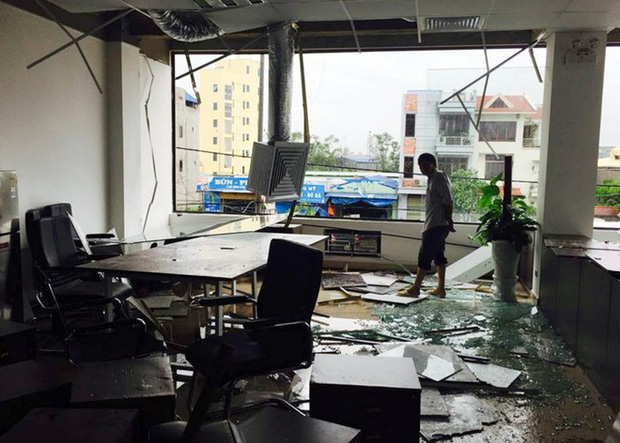 Nhà cửa bị hư hại ở TP Nam Định (Ảnh: Zing News)