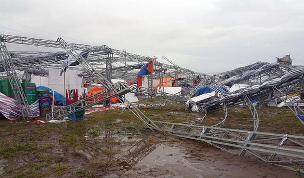 Tại Nam Trực (Nam Định), mưa bão quật đổ dãy nhà khung rộng cả nghìn mét vuông được dựng để tổ chức triển lãm hội chợ (Ảnh: Zing News)