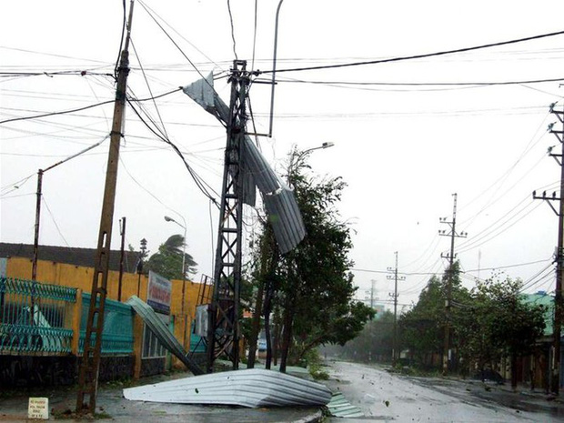 Đường Nguyễn Tri Phương, Đà Nẵng trong cơn bão (Ảnh: TTXVN)