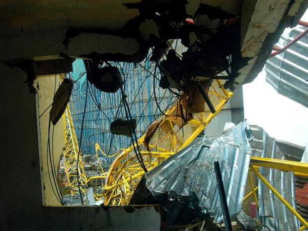 Một giàn giáo quay, nặng gần 100 tấn, cao 70 m đang thi công công trình 12 tầng tại Đà Nẵng bị gãy đổ làm sập 3 nhà dân, chết và bị thương 7 người (Ảnh: TTXVN)