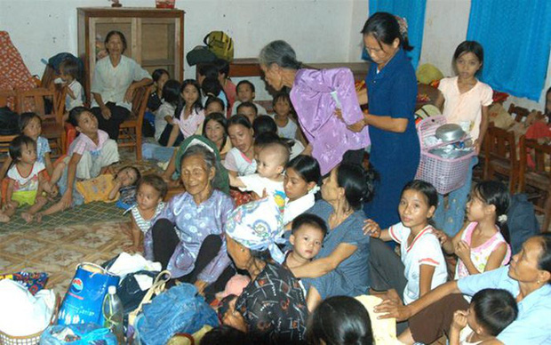 Người già, phụ nữ và trẻ em được đưa đến điểm trú ẩn an toàn (Ảnh: TTXVN)