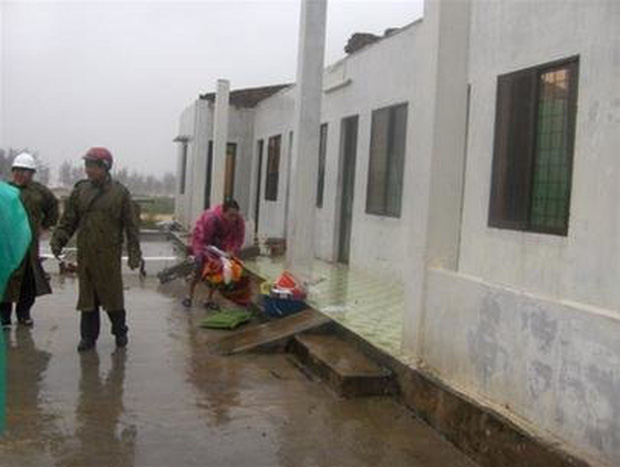 Căn nhà bị bay mái, sập tường ở cảng Hòn La, tỉnh Quảng Bình (Ảnh: Tuổi Trẻ)