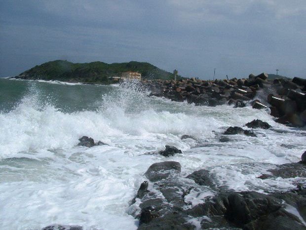 Sóng lớn ở cảng Hòn La (Ảnh: Dân Trí)