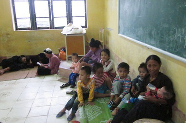 Người dân được di dời đến trường Tiểu học xã Hưng Lộc, huyện Hậu Lộc (Ảnh: Dân Trí)