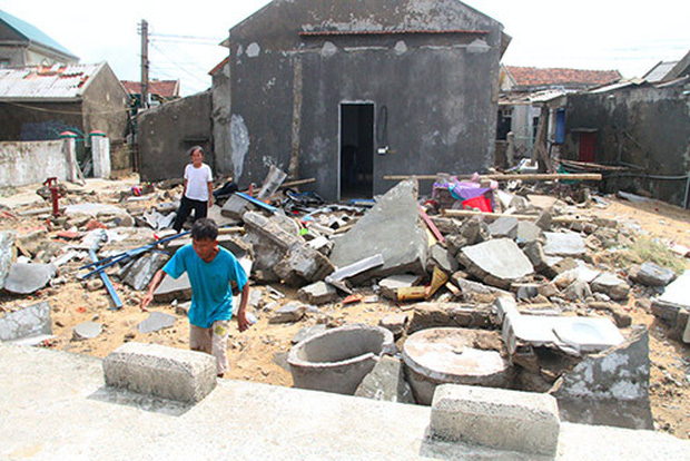 Nhà của nhiều hộ dân ở xã Cẩm Nhượng (Cẩm Xuyên) bị bão giật sập (Ảnh: VNexpress)