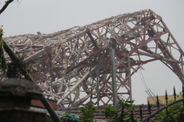 Tại Hà Tĩnh, cột sóng truyền hình cao 100m bị bão quật đổ đè lên nhiều nhà dân (Ảnh: Nhà đầu tư)