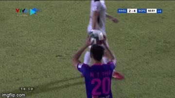 Tình huống Thanh Thụ ném biên vào mặt Hồng Duy ở trận HAGL 2-4 Sài Gòn FC vào chiều 25/10 (Nguồn: VTV6)