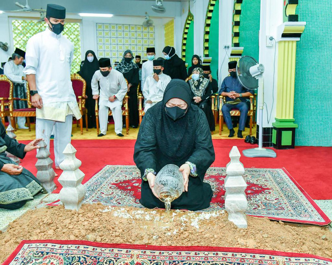 Quốc vương và mẹ của Hoàng tử Azim tiến hành nghi lễ vẩy nước thơm.