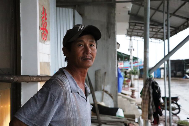 Chú Bốn lo sợ bão mạnh sẽ làm hư hại nhà của mình...