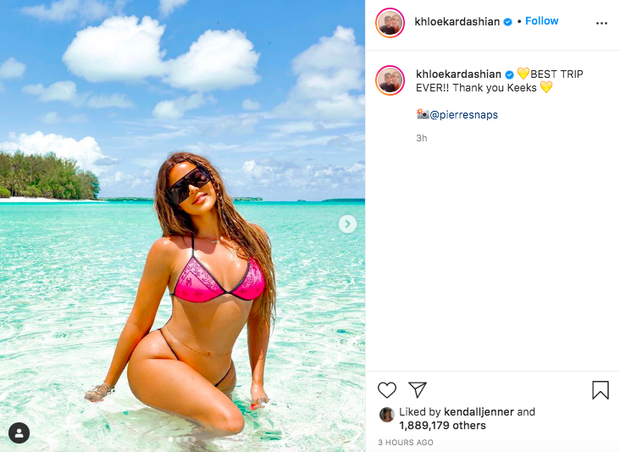 Khloe Kardashian khoe ảnh du lịch biển vào sáng ngày 29/10 với gương mặt rạng rỡ trở lại. Cô và Kim cùng gia đình đang ở một hòn đảo riêng tư