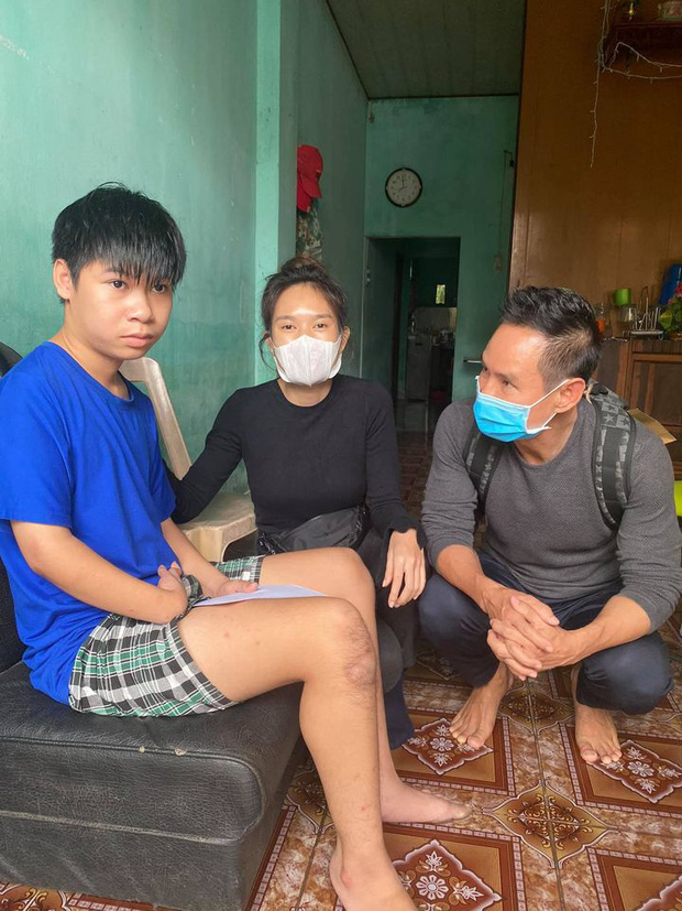 Nhiều lần Lý Hải muốn tặng tiền thêm cho bà con nhưng Minh Hà lại muốn san sẻ cho nhiều nơi vì tăng tiền một nơi cũng đồng nghĩa với việc ai đó sẽ không được hỗ trợ