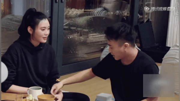 Mãi mới kiếm được cớ nắm tay nàng