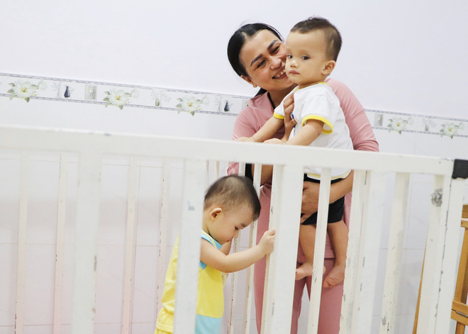 Hoài Tâm (2 tuổi) bị não úng thủy đã được phẫu thuật, hiện bé đang phát triển tốt