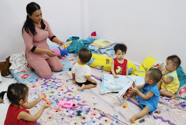 Những đứa trẻ không máu mủ ruột rà giờ đã trở thành một phần không thể thiếu trong cuộc sống của chị Nga