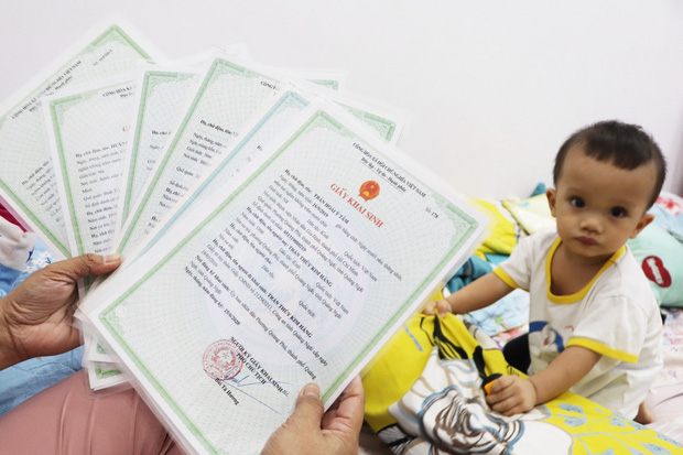 Những giấy tờ của tụi nhỏ được chị Nga làm đầy đủ, đảm bảo mọi quyền lợi cho các con sau này