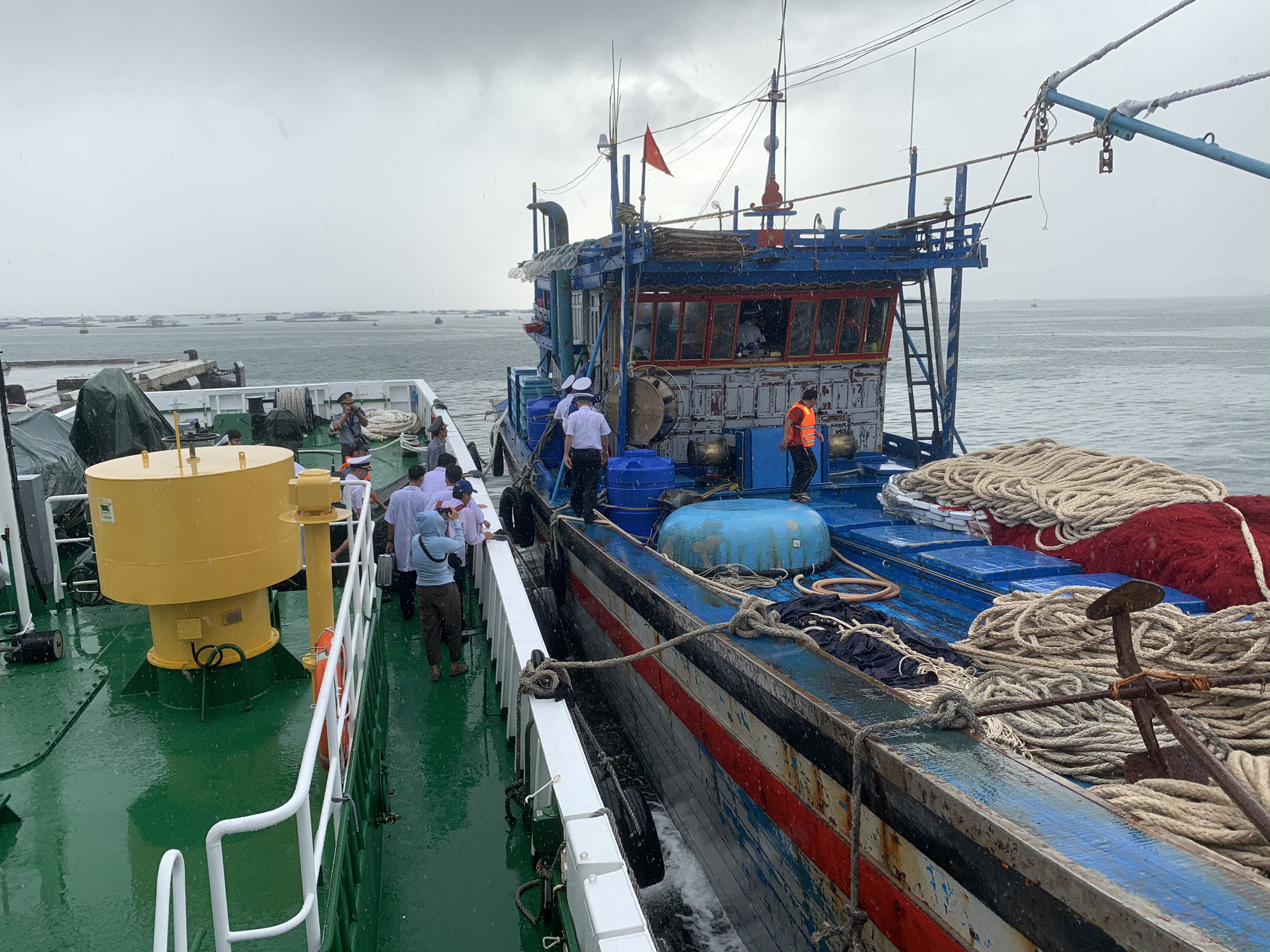 Lực lượng chức năng tiếp cận tàu cá gặp nạn