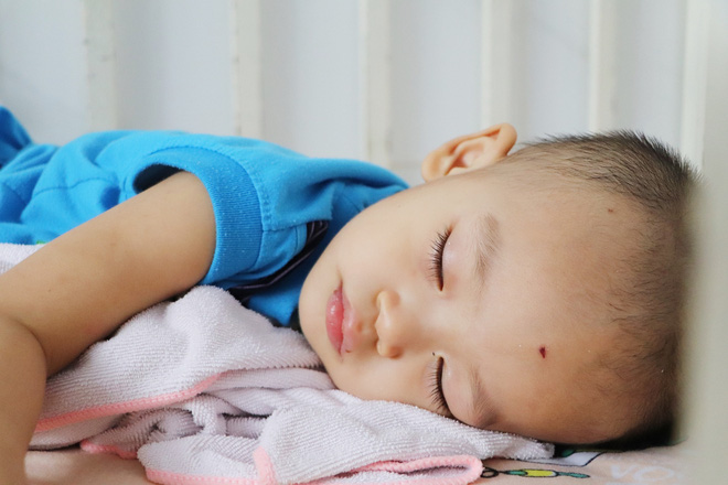 Ý Tâm (bé gái) bị chậm phát triển, còn Khánh Tâm được chị Nga nhận về khi cha mẹ ở Trà Vinh không đủ điều kiện để nuôi dưỡng