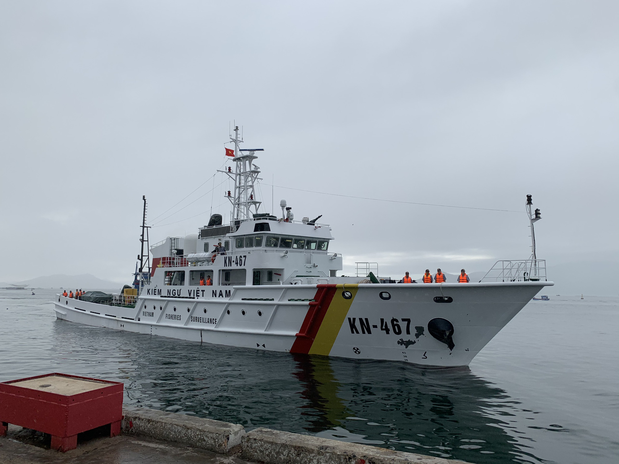 Tàu kiểm ngư KN 467 lai dắt tàu cá Bình Định BĐ 98658TS về bờ