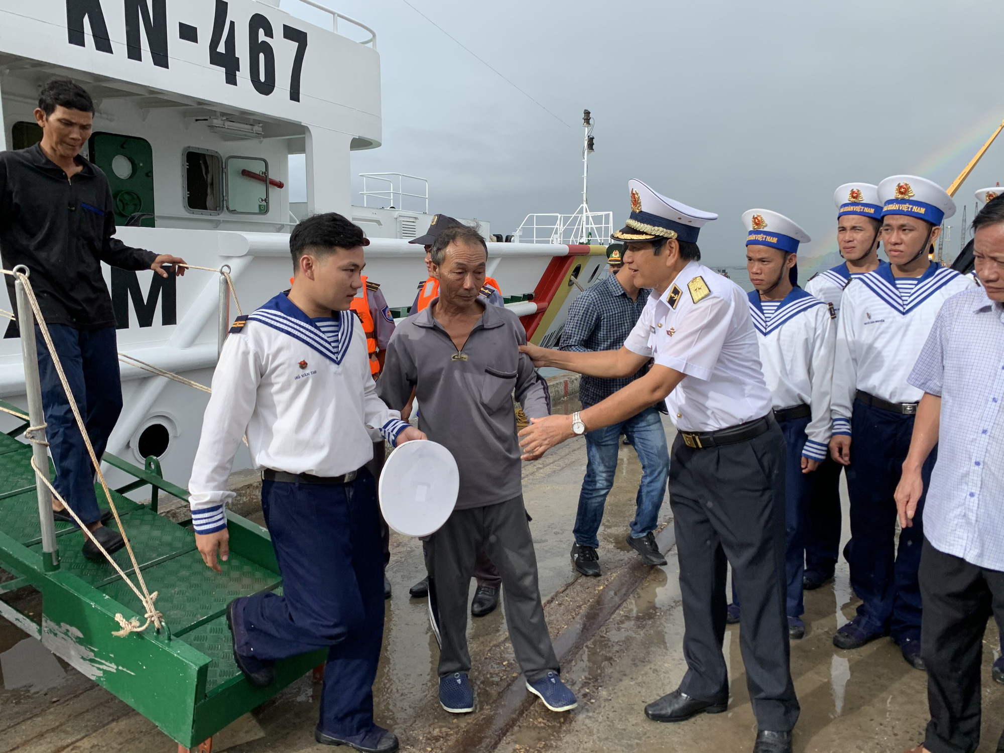 Đón ngư dân 58 tuổi trên tàu BĐ 98658TS